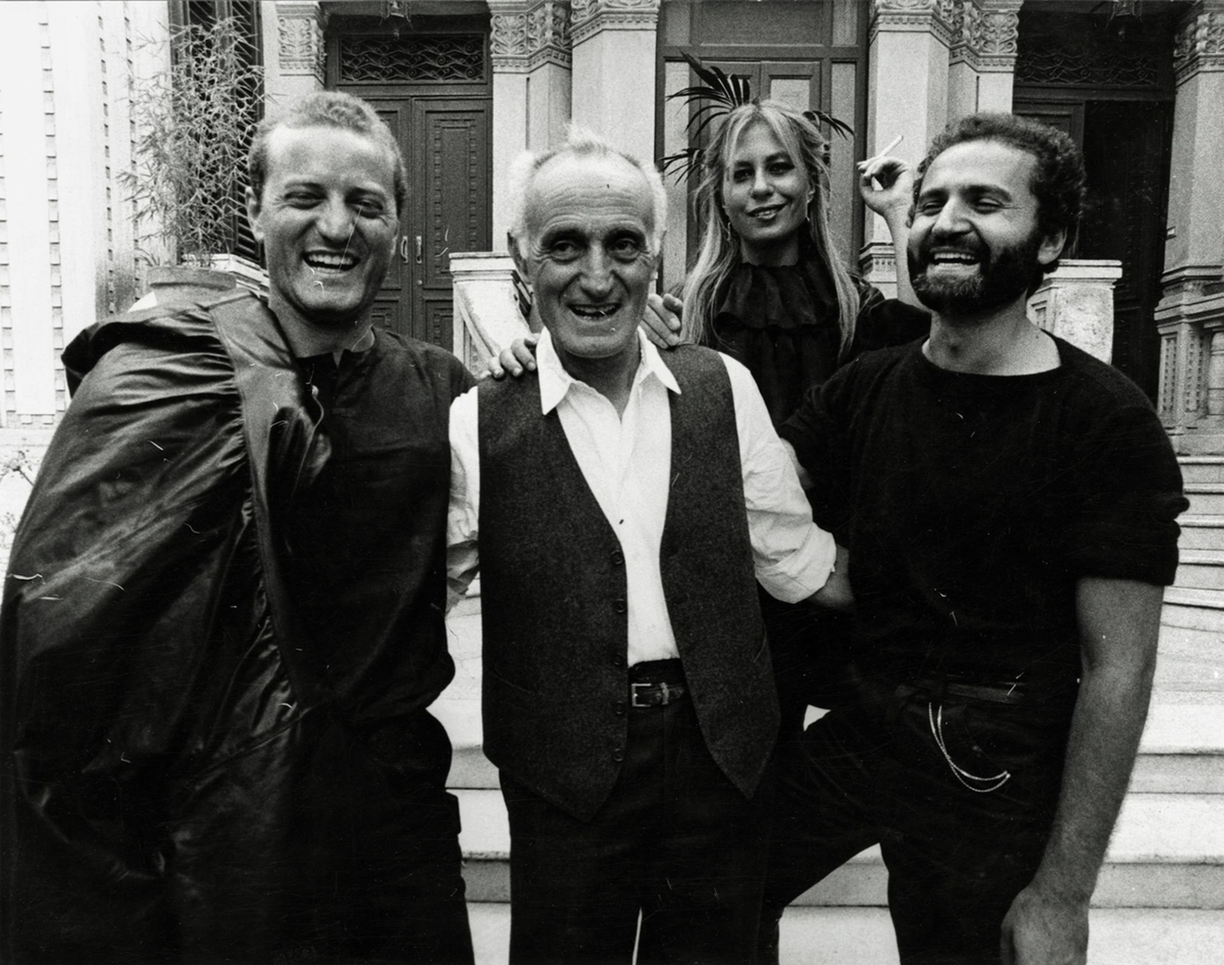 I-tre-fratelli-Versace-con-il-padre-a-Reggio-Calabria-nel-1977.-Photo-Alfa-Castaldi